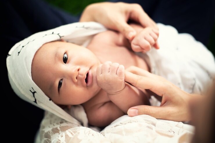 warna favorit bayi, penglihatan bayi baru lahir, hitam putih bayi, kontras visual, perkembangan mata bayi, mainan hitam putih, stimulasi visual newborn, parenting ibu muda